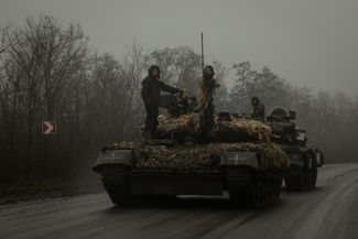 Украинские военные едут на танках на окраинах Бахмута