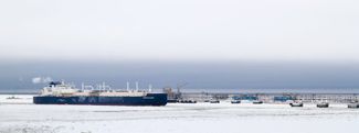 Газовоз Christophe de Margerie заходит в порт на Ямале, 29 марта 2017 года