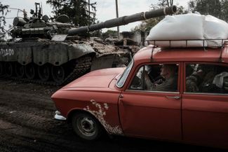 Житель Кирилловки едет мимо брошенного российского танка. Кирилловка находится в юго-западной части Харьковской области. В сентябре украинской армии удалось освободить бóльшую часть этого региона