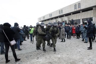 Полицейские задерживают участников митинга в поддержку Алексея Навального. 31 января 2021 года