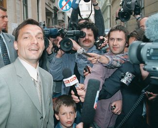 Лидер «Фидес» Виктор Орбан после голосования на выборах в венгерский парламент, 24 мая 1998 года