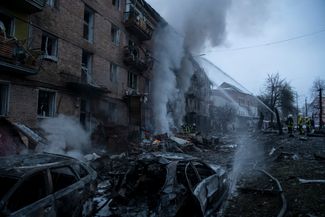 В Киевской области ракеты попали в жилые дома. Этот кадр сделан в Вышгороде, расположенном в 20 километрах от столицы