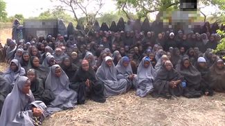 Похищенные боевиками «Боко харам» школьницы; скриншот видео (дата съемки неизвестна), опубликованного террористической организацией