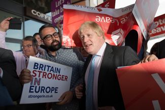 Бывший мэр Лондона Борис Джонсон и его противники — граждане Великобритании, выступающие за то, чтобы страна осталась в Евросоюзе, 7 июня 2016 года