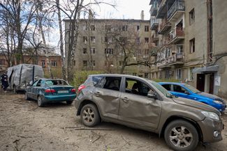 В Шевченковском и Индустриальном районах города были повреждены в общей сложности более 20 автомобилей
