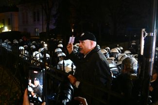 Богдан Свенчковский у здания Конституционного трибунала