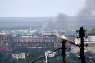 Дым, поднимающийся со стороны Северодонецка. 16 июня 2022 года