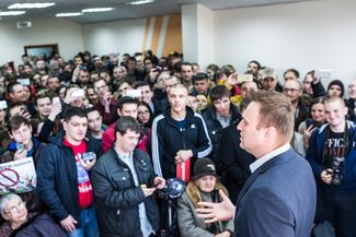 Алексей Навальный выступает перед сторонниками на открытии своего штаба в Кемерово, 18 марта 2017 года