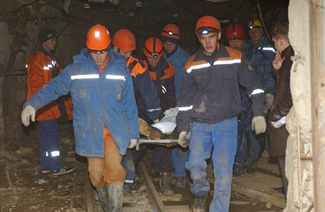 Спасатели выносят тело одного из погибших на «Центральной» шахтеров, 9 сентября 2006 года