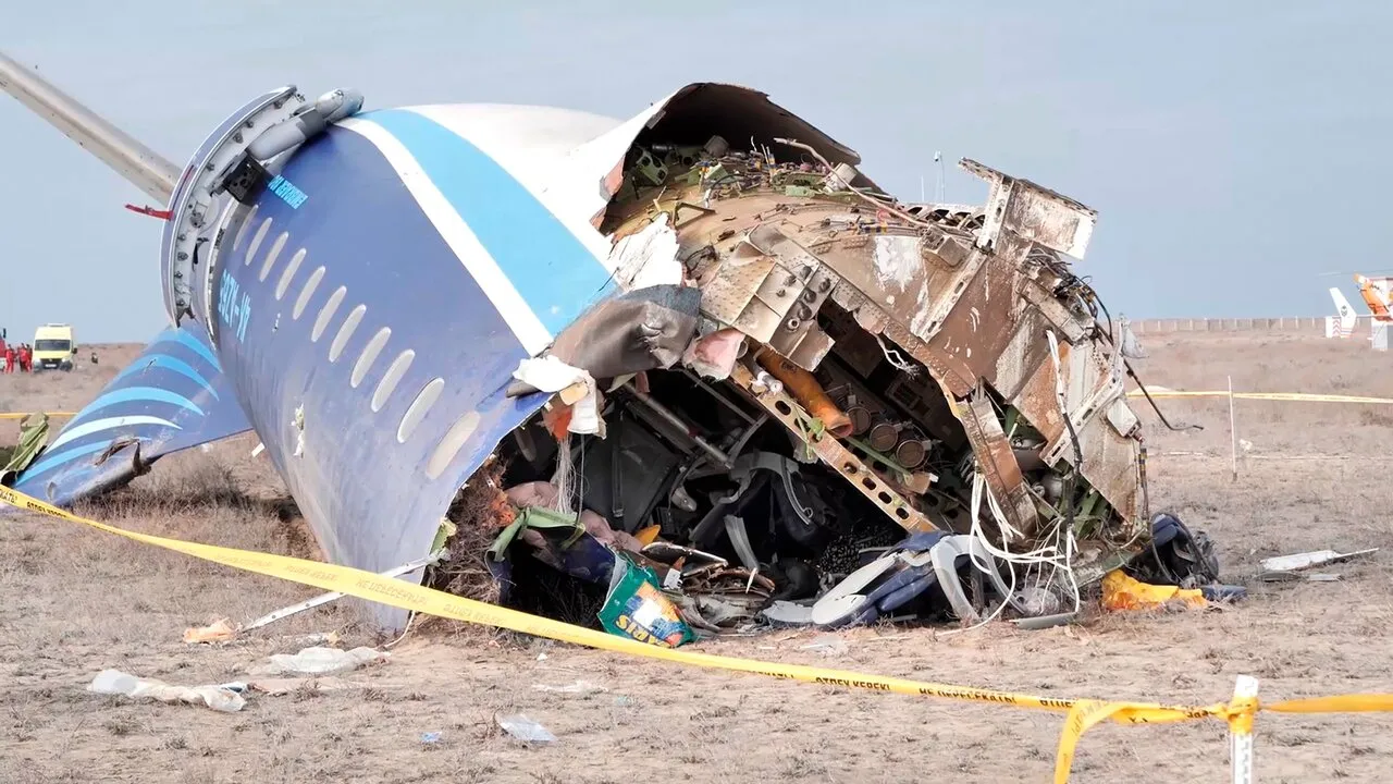 Самолет Azerbaijan Airlines, летевший из Баку в Грозный, потерпел крушение  в Казахстане. На борту находились более 60 человек — Meduza