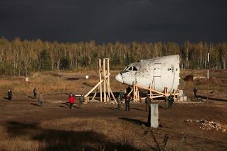 Фюзеляж списанного самолета Ил-86, поврежденного в ходе натурного эксперимента концерна ПВО «Алмаз-Антей», на испытательном полигоне, 13 октября 2015 года
