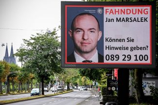 Плакат в Кельне с фотографией Яна Марсалека, объявленного в розыск. Надпись на билборде: «Можете ли вы подсказать что-то следствию?»
