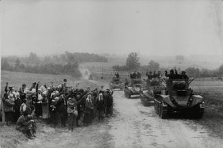 Крестьяне встречают красноармейцев недалеко от Гродно. 29 сентября 1939 года