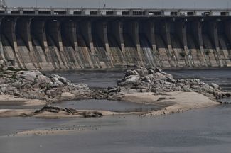 Уровень воды на Днепрогэс снизился на несколько метров из-за прорыва плотины на Каховской ГЭС, которая находится ниже по течению Днепра. 