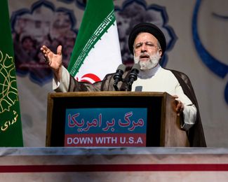Le président iranien Ibrahim Raisi s'adresse à un manifestant qui se rassemble chaque année devant l'ancienne ambassade des États-Unis pour commémorer sa capture lors de la révolution islamique de 1979.  Téhéran, le 4 novembre 2022