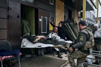 Раненного бойца ВСУ доставляют в госпиталь Бахмута, 11 ноября 2022 года