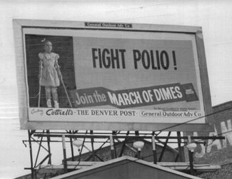 1955 год. Призыв присоединиться к «Маршу десятицентовиков» — организации, основанной президентом Франклином Рузвельтом в 1938 году для сбора средств на борьбу с полиомиелитом. Франклин Рузвельт сам пережил полиомиелит, из-за чего впоследствии с трудом ходил. В книге «Нулевой пациент» рассказано и об этой истории — в части, не попавшей в эту публикацию