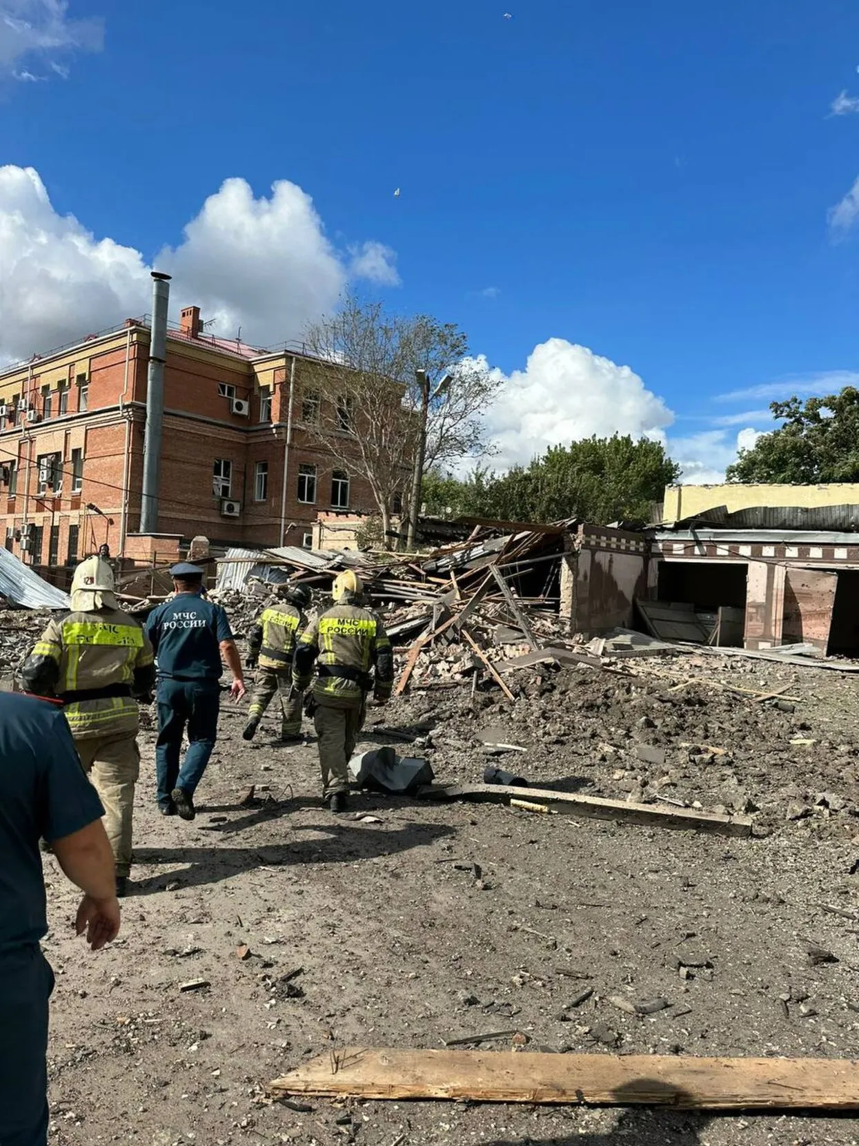 В центре Таганрога произошел взрыв, пострадали более 10 человек. Минобороны  РФ заявило, что система ПВО сбила украинскую ракету — Meduza