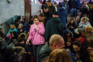 Сотни людей спустились в метро после звука сирен воздушной тревоги. Они укрылись на платформах и в вагонах остановившихся поездов