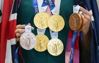 Пловчиха из Австралии Эмма Маккеон установила рекорд Олимпиад. Она выиграла в Токио четыре золотых и три бронзовых медали,