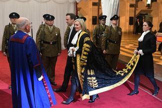 Лиз Трасс (в центре) в должности министра юстиции посещает пасхальный банкет лорд-мэра Лондона. 14 ноября 2016 года
