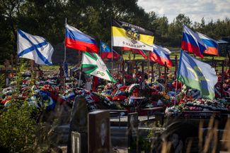 Могилы погибших российских военных на Южном кладбище в Санкт-Петербурге