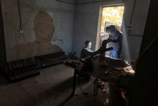 Волонтеры делают дровяные печи для жителей прифронтовых сел Николаевской области