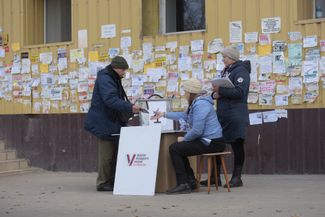Мужчина голосует на мобильном избирательном участке в Мариуполе, оккупированном российскими войсками