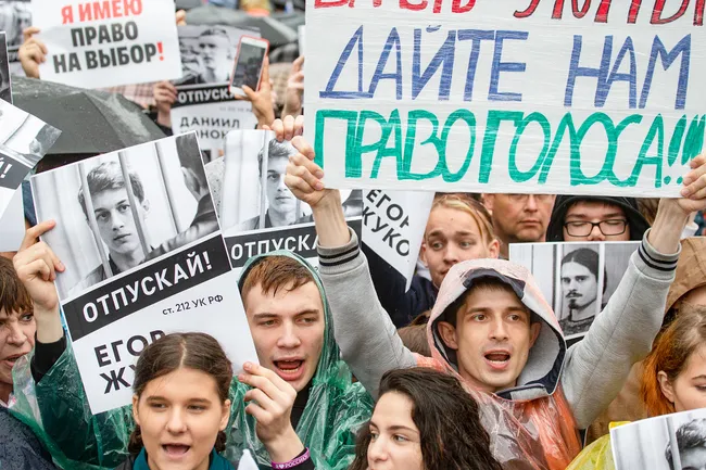 ОМОН теперь — главный хипстер похорошевшей Москвы 60 тысяч человек вышли на митинг на проспекте Сахарова. Репортаж «Медузы»