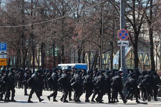 Сотрудники полиции на Тверской улице