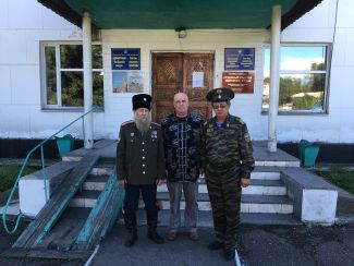 Михаил Иусов (в центре) у крыльца администрации Пий-хемского района