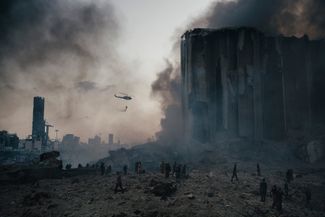 Так выглядел порт Бейрута сразу после взрыва 4 августа 2020 года. Район вокруг порта был практически полностью уничтожен и до сих пор не восстановлен. Во время ликвидации последствий погибли несколько пожарных