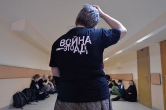 Журналисты, активисты и близкие Саши Скочиленко во время заседания суда. 13 апреля 2022 года