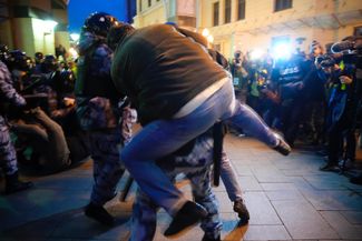 Протестующий пытается помешать задержанию
