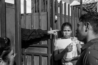 Соискатели убежища ожидают решения у здания Мексиканской комиссии по помощи беженцам (COMAR). Они просят дать им гуманитарную визу или разрешить проследовать по территории страны до границы с США. 18 июня 2019 года