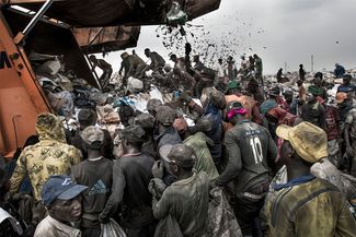 Категория «Окружающая среда», первое место в номинации «Фотоистория». Жители Нигерии сортируют мусор на свалке в Лагосе, 21 января 2017 года