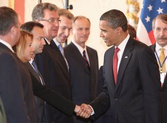 Июль 2009 года. Встреча президента США Барака Обамы с российской делегацией перед началом российско-американских переговоров в Кремле