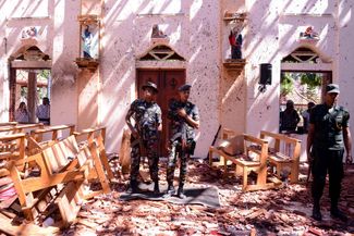 Шри-ланкийские военные осматривают церковь Святого Себастьяна после взрыва бомбы во время пасхальной службы, в результате которого погибли десятки людей. Всего в ходе серии взрывов в стране погибли около 160 человек, в том числе десятки иностранцев. 21 апреля 2019 года