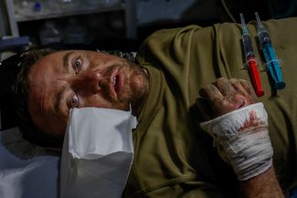 Раненый украинский военный Михаил, 42 года, на операционном столе в одном из медицинских пунктов в Донбассе. 9 ноября 2023 года