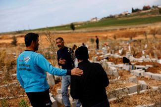 Али Догру помогает жителям Искендеруна отыскать могилы их родственников на кладбище