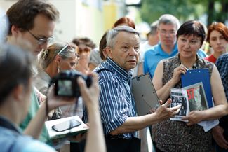 Владислав Тарик на церемонии установки мемориального знака в память о его репрессированном отце