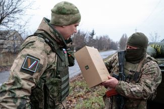 Бойцы армии самопровозглашенной ДНР с квадрокоптером, привезенным российскими волонтерами