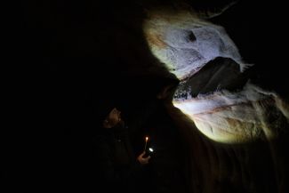 Пещеры, где начинали жить монахи, — одна из главных особенностей Печерского монастыря