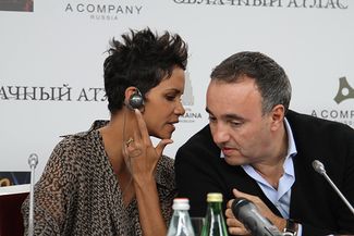 Холли Берри и Александр Роднянский на пресс-конференции после премьеры фильма «Облачный атлас», 3 ноября 2012 года