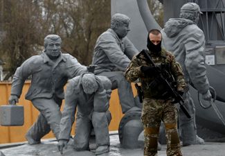 Украинский солдат у памятника пожарным, погибшим во время чернобыльской катастрофы