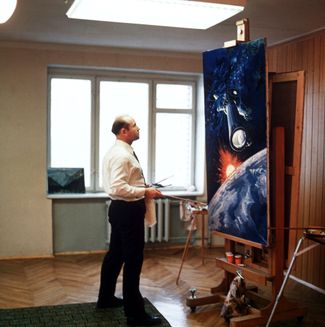 Летчик-космонавт Алексей Леонов в своей мастерской за работой. 1979 год