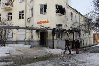 Разрушенный обстрелами магазин в Донецке, 1 февраля 2017 года