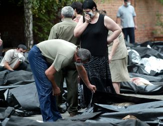 Опознание погибших бесланских заложников в морге Владикавказа, 4 сентября 2004 года