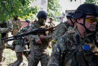 Члены отряда иностранных добровольцев, которые воюют в составе украинской армии