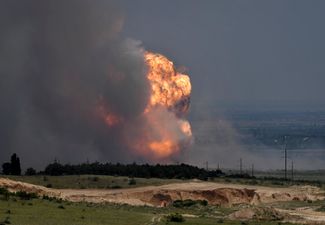 Взрыв боеприпасов во время пожара на военном полигоне в Крыму